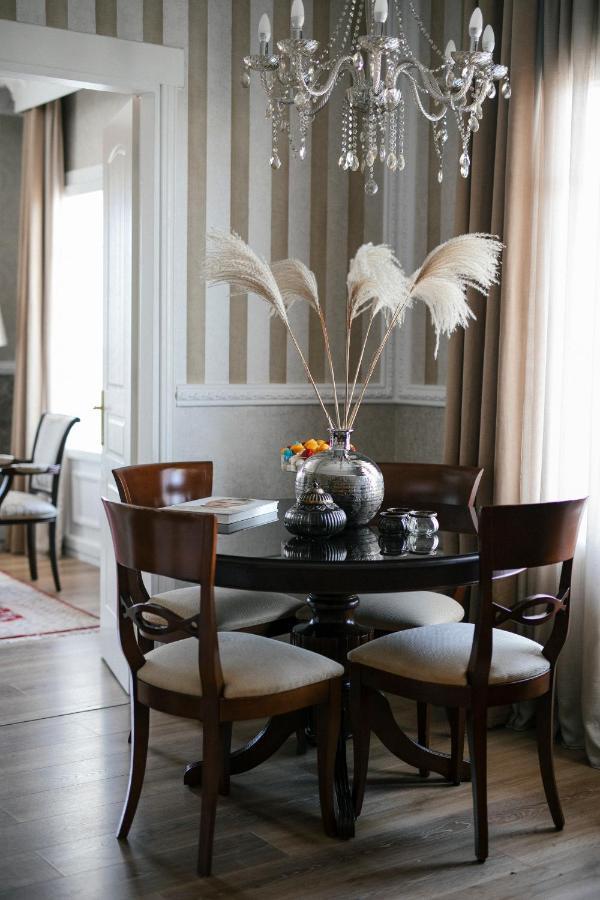 Mediterranean Palace Thessaloníki Eksteriør billede A dining room table with a vase of feathers