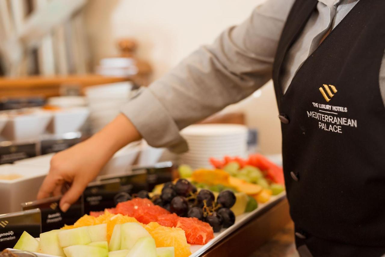 Mediterranean Palace Thessaloníki Eksteriør billede A hotel employee serving fruit
